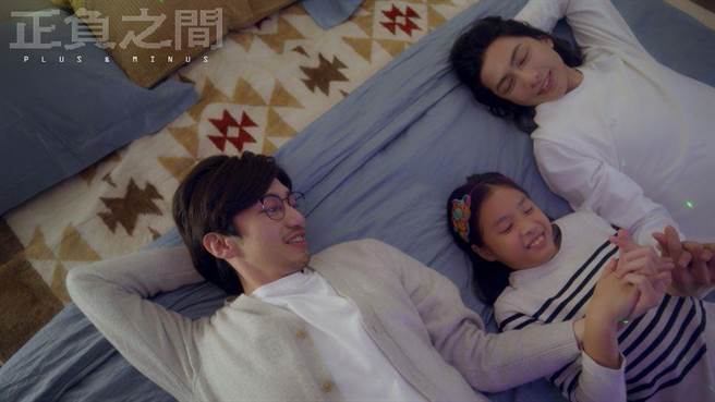 李见腾（左）、郑齐磊（右）和剧中女儿一家和乐。（CATCHPLAY提供）