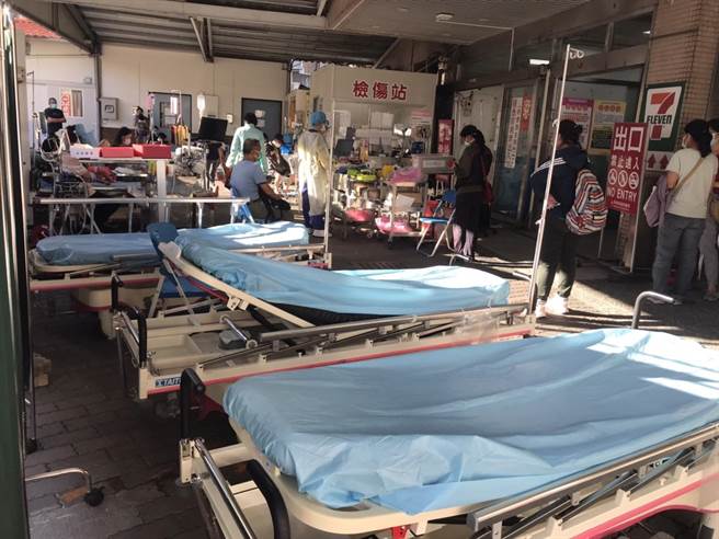 台大公卫教授詹长权近日发现，国内染疫死亡数平均13天就翻倍。图为近日屏东基督教医院急诊室外排满病床。（谢佳潾摄）