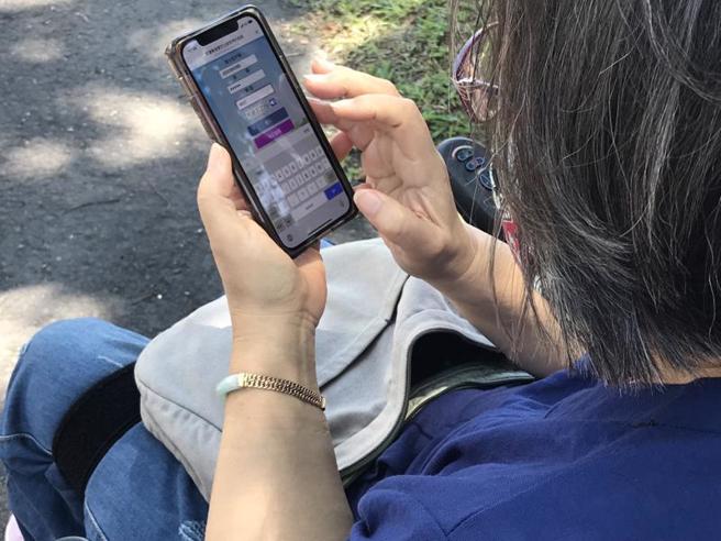  花莲县政府委外设计的「花莲县復康暨长照民眾网路订车系统」2日启用，身心障碍者及长照需求者可透过网路预约復康或长照交通车接送，还可查询乘车前15分钟内车辆位置。（图/ 中央社）