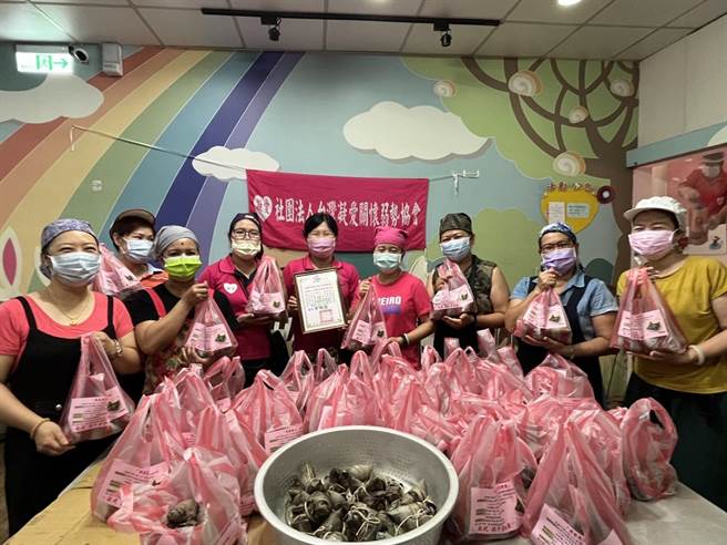 端午節至，旗山區由社區志工150多人製作的聯合認養愛心粽今年邁入第16年，未受到疫情及物價上漲影響愛心，預計完成4200顆粽子，發放給700戶以上低收入戶、中低收入戶及獨居長者等。（林雅惠攝）