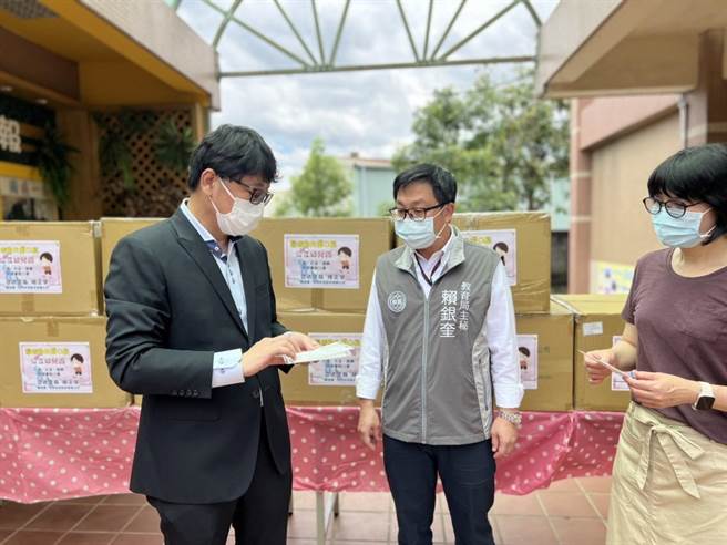 立委趙正宇捐贈口罩給選區公立幼兒園。（趙正宇辦公室提供）