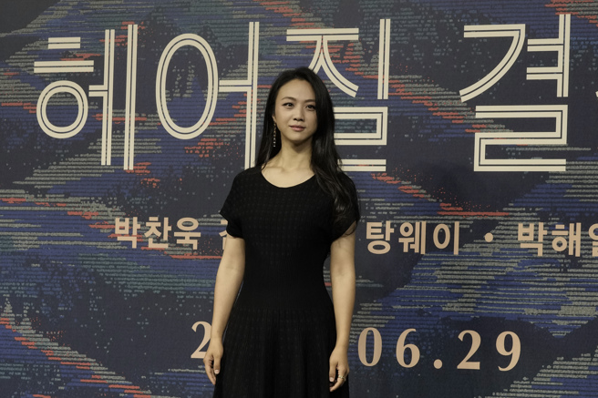 汤唯出席《分手的决心》首尔记者会，穿爱牌Ferragamo博物馆系列黑色立体织纹收腰洋装 7万7900元，配Vera蝴蝶结双色菱格高跟鞋2万7900元。（图／美联社）