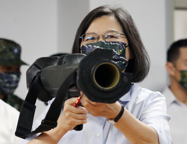 这张照片，蔡英文总统换成右手握在板机部握把，始为正确姿势。（范扬光摄）