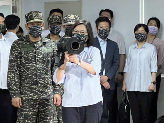 张竞指出，蔡英文总统不是左撇子，她手持红隼反装甲火箭发射器时，左手握在板机部握把，右手握在托肩板。掌握部位不正确，存在失手滑落风险。（图／总统府提供）