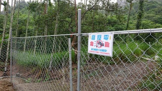 嘉义林管处推广电围网透过高电压低电流的电牧导线防治猕猴危害农作。（嘉义林管处提供／张亦惠嘉县传真）