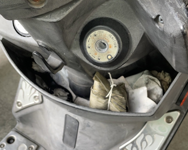 一名男网友发现，机车的前置物箱竟出现不明粽子。（图／翻摄自PTT）