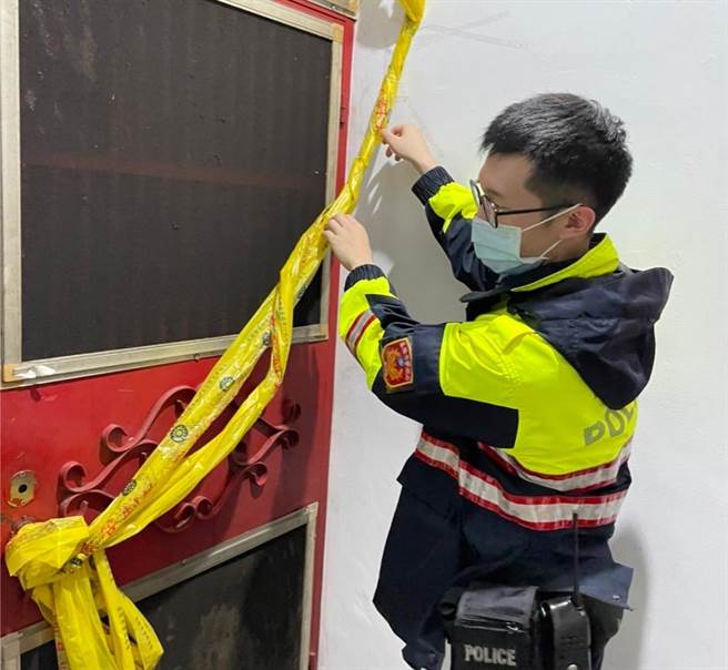 七堵区黄姓父女陈尸家中，警方封锁现场进行调查。（基隆市警局提供／张志康基隆传真）