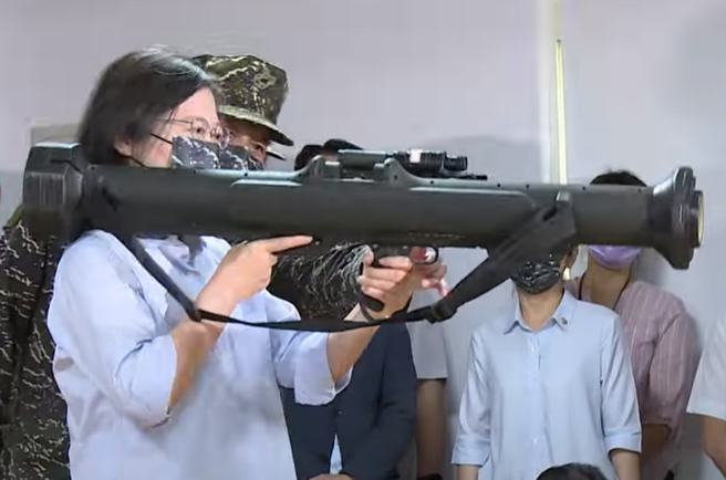 张竞指出，蔡英文总统不是左撇子，她手持红隼反装甲火箭发射器时，左手握在板机部握把，右手握在托肩板。手持武器掌握部位不正确，就不容易把握重心，就存在着失手滑落风险。（总统府影片截图）
