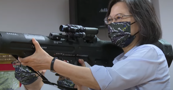 经旁人提醒后，蔡英文总统换成右手握在板机部握把，始为正确姿势。 （总统府影片截图）