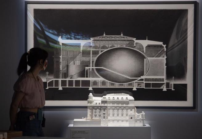 「挑戰—安藤忠雄展」世界巡迴展登陸台灣，3日開展，2日在台北松山文創園區舉行開幕記者會，現場展展出逾300件展品，包含日本建築大師安藤忠雄的手稿、模型、照片等。（圖/ 中央社）