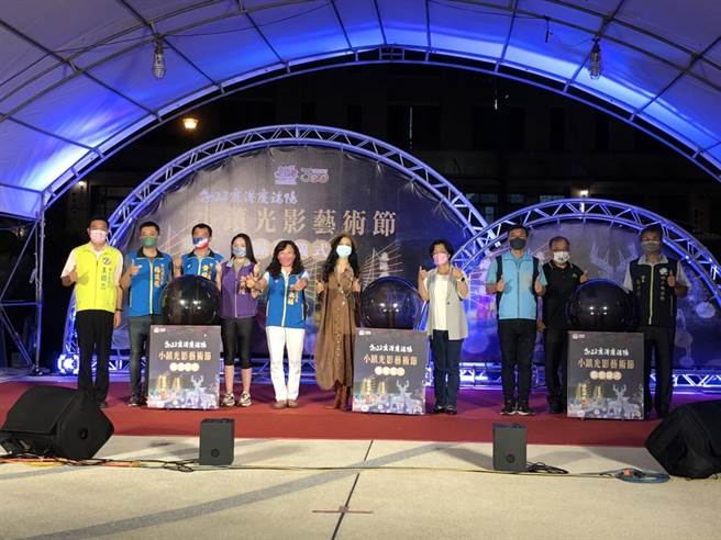 鹿港慶端陽2日在鹿港鎮舊鹿港溪水中舞台，由彰化縣長王惠美與現場眾多縣民、貴賓一起點燈，呈現璀璨的光影藝術。（吳敏菁攝）