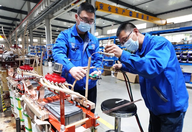 大陸學者認為，第2季度經濟增長可能出現負增長，下半如果推動經濟刺激方案持續追趕，增速可望達8%，全年增長有可能在4.5%~5%之間。（圖／新華社）