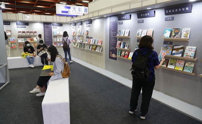 睽违2年的台北国际书展2日登场，在疫情中仍有250场阅读活动，且适逢书展30届，也推出了特色主题规画。（季志翔摄）