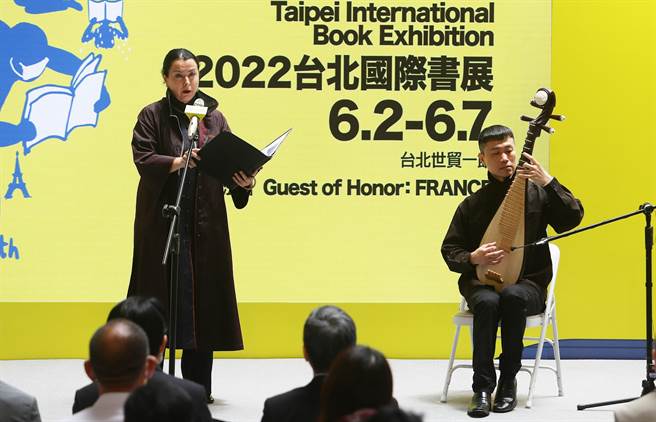 台北国际书展2日登场，法国在台协会在开幕式特别邀请法国女高音Anne Rodier（左）表演法国香颂及台语版望春风、台湾音乐家张士能（右）以琵琶伴奏，呈现台法文化交流融合，带给书展开幕世界级飨宴。（季志翔摄）