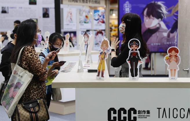 台北国际书展2日登场，吸引不少民眾到场，享受翻阅纸本书籍阅读的乐趣。（季志翔摄）