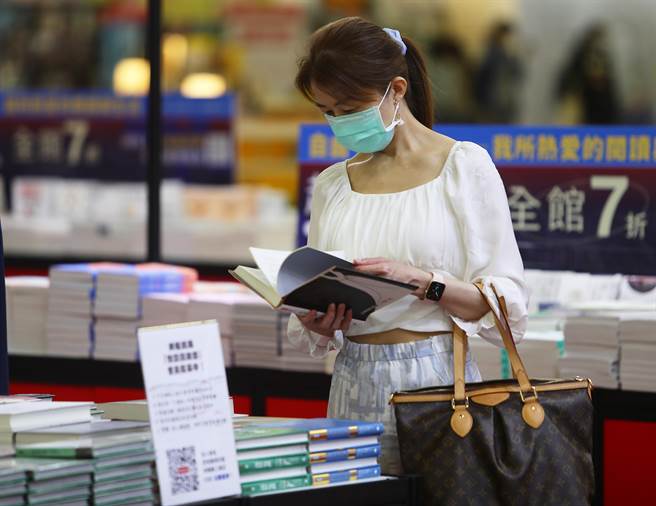 台北国际书展2日登场，吸引不少民眾到场，享受翻阅纸本书籍阅读的乐趣。（季志翔摄）