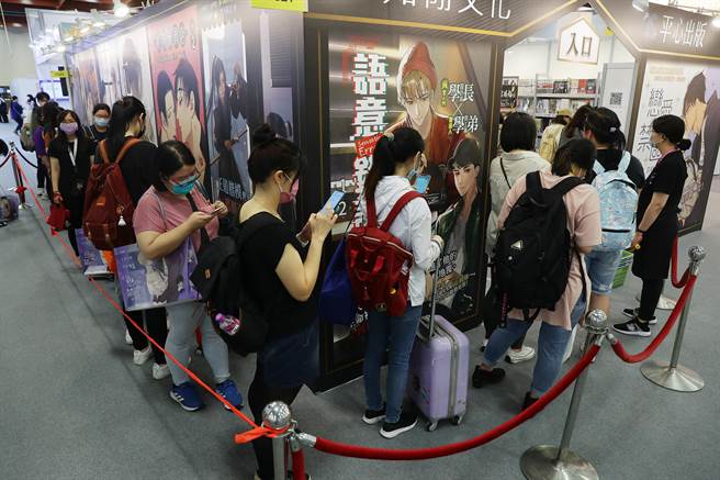 台北国际书展2日登场，人气颇旺的动漫书籍展场，外面年轻读者大排长龙等候入场。（季志翔摄）