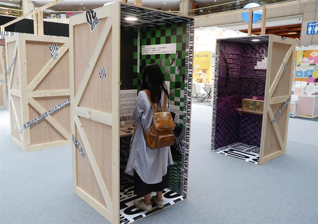 台北国际书展2日登场，参展的书商别出心裁的摆设木箱制作的读书专属空间以防疫。（季志翔摄）