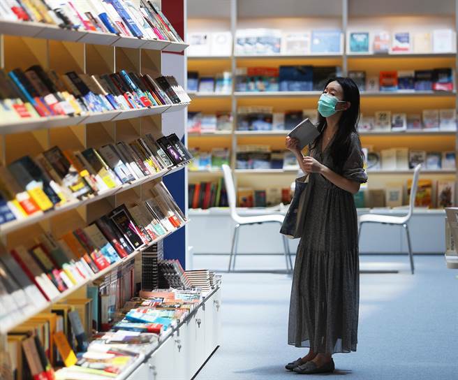 台北国际书展2日登场，吸引不少民眾到场，享受翻阅纸本书籍阅读的乐趣。（季志翔摄）