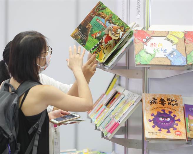 台北国际书展2日登场，吸引不少民眾到场，享受翻阅纸本书籍阅读的乐趣。（季志翔摄）