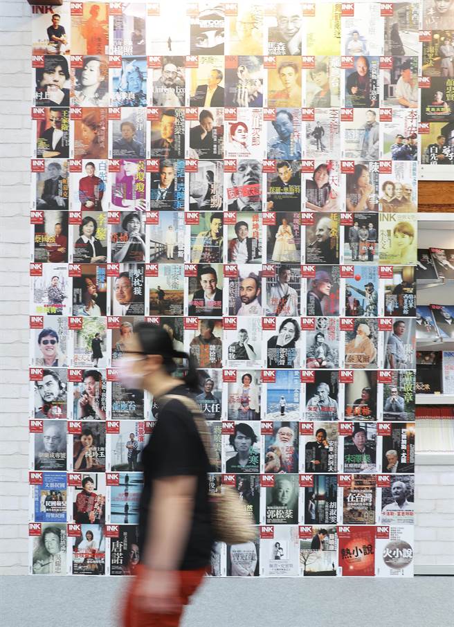 台北国际书展2日登场，参展书商用杂志精美设计封面制作而成的装置艺术，吸引不少民眾的目光。（季志翔摄）