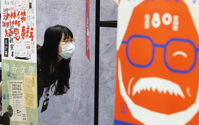 台北国际书展2日登场，参展书商用杂志精美设计封面制作而成的装置艺术，吸引不少民眾的目光。（季志翔摄）