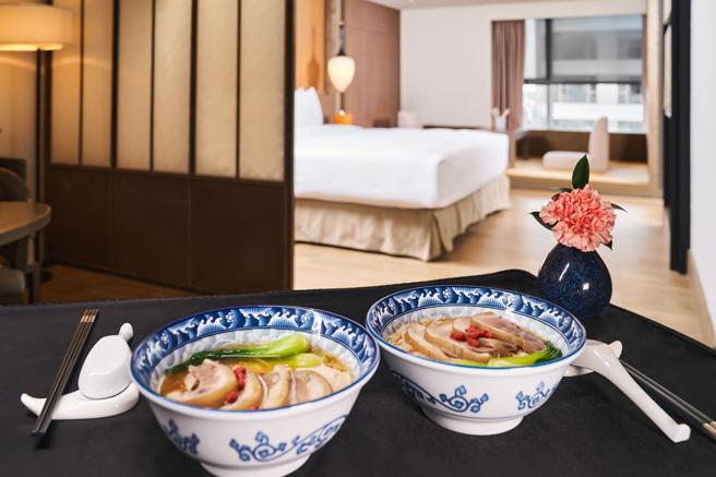 台南晶英酒店推出「初夏舒心」住房專案，其中贈送2碗帶有洗塵意義的豬腳麵線讓房客享用，象徵去除厄運，開啟康復者疫後健康新生活。（台南晶英酒店提供）