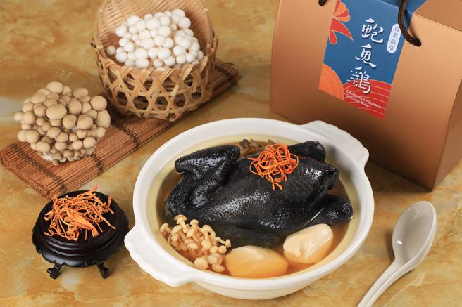 台南晶英酒店贈送專案房客原價1500元的「黃金蟲草鮑魚雞湯」常溫禮盒，幫康復者滋補強身。（台南晶英酒店提供）