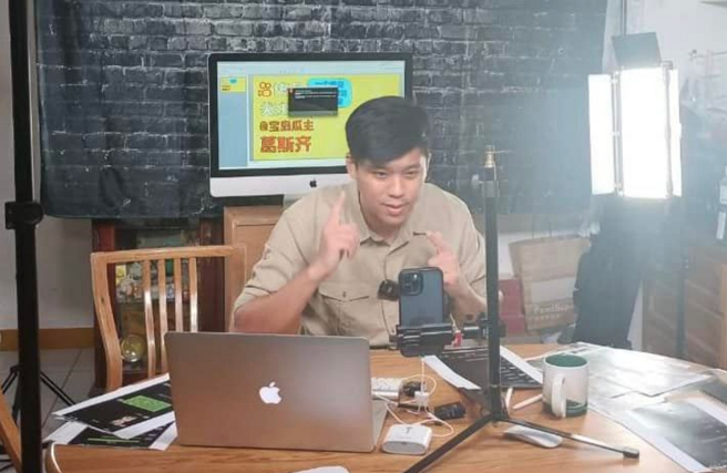 资深狗仔葛斯齐最近因杠上汪小菲爆红。(图/ 摘自葛斯齐脸书)