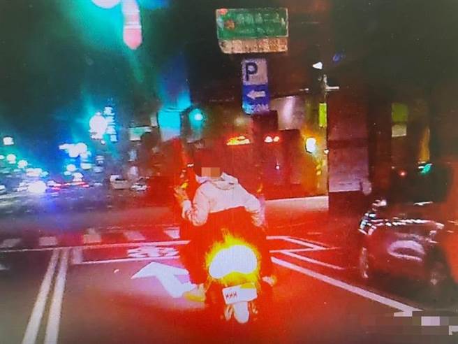 海军131舰队飞弹快艇作战二中队2名士官不假离营吃宵夜还喝酒，因后座没戴安全帽遭警拦查，进而查出骑车的王姓下士酒驾。(读者提供／曹婷婷台南传真)