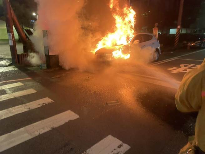 七堵祟智街路边停放的汽车及电箱起火燃烧，基隆消防局迅速扑灭火势。（基隆市消防局提供／张志康基隆传真）