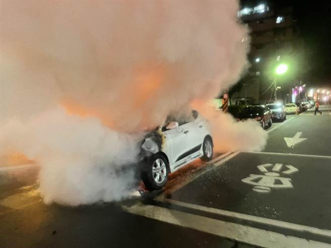 消防局赶至现场时，车辆已经浓烟瀰漫、有火光出现。（基隆市消防局提供／张志康基隆传真）