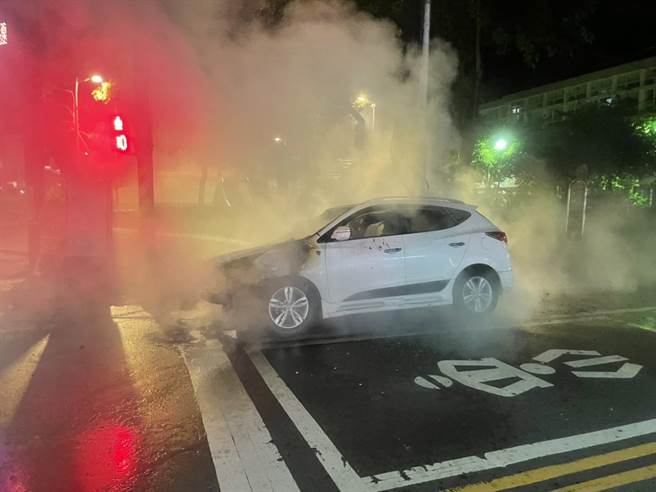 七堵祟智街路边停放的汽车及电箱起火燃烧，基隆消防局迅速扑灭火势。（基隆市消防局提供／张志康基隆传真）