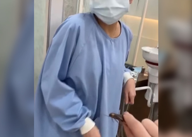 一名女網友分享拿蟑螂惡整女牙醫師的過程，引起網友討論。（圖／翻攝自臉書社團爆廢公社）