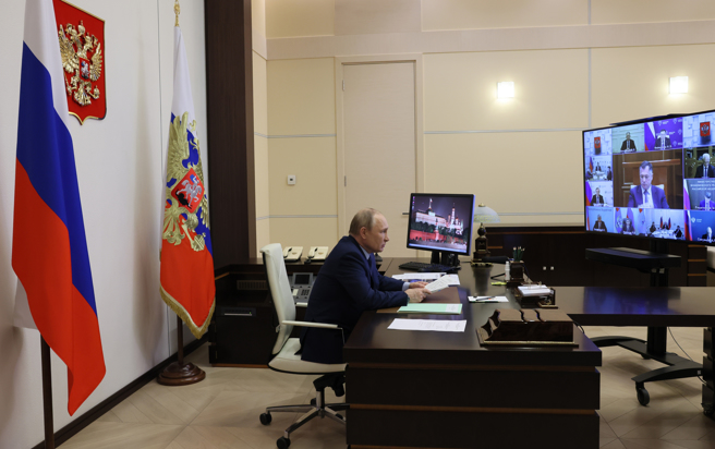 美国财政部称正用制裁打击让俄罗斯精英获益的「贪腐体系」。图为普丁参加视讯会议。（示意图／美联社）