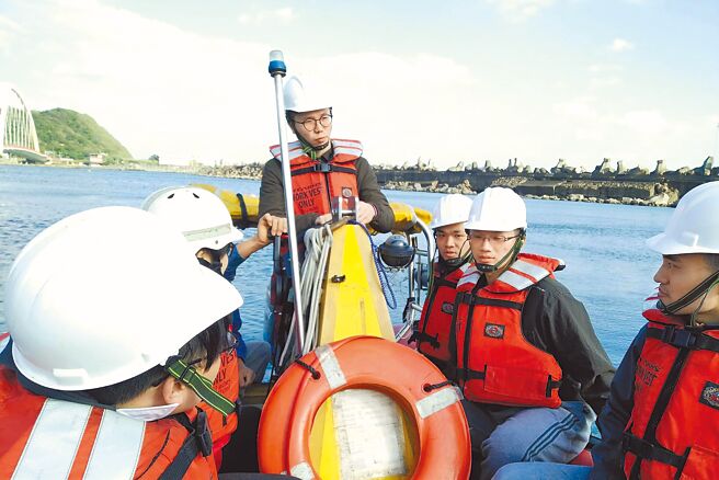 轮机系学士后救难艇训练课程（疫情前拍摄）。图／海大提供