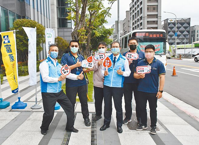 新保資深副總黃春明（右三）帶領響應捐血活動。圖／業者提供