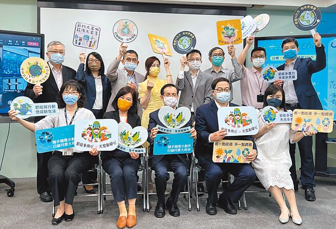 商研院CDRI全体同仁于6月1日宣示启动「ESG永续推动元年」减碳运动，并成立「ESG永续推动委员会」与「我爱地球日记」线上平台。图／商研院提供