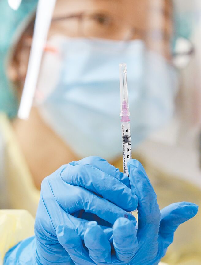 指揮中心昨開放0至6歲免費領取快篩試劑。圖為中正紀念堂兒童BNT疫苗接種站1日啟用，衛福部表示，滿5歲至11歲兒童接種基礎劑每劑為0.2ml（10微克）。（范揚光攝）