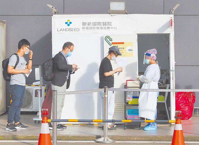 边境防疫管制放宽，取消自欧洲、中东、韩国、东南亚、印度航班「落地採验」措施，自6月1日起，全数入境旅客抵台採「唾液筛检」。（陈麒全摄）