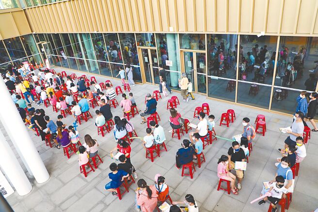 居家照护自4月14日上路以来已实施1个半月，截至5月底，有97.4％的确诊者被收治在家中，高达46万3074人。图为中央持续扩大接种疫苗，台南市立图书馆永康新总馆开设BNT儿童疫苗大型接种站，现场人潮虽多，但有效分流。（洪荣志摄）