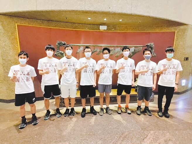 我国8位选手参加亚洲奥林匹亚竞赛，共获得2银、3铜及3荣誉奖，成绩排名为第4名。（教育部提供／林志成台北传真）