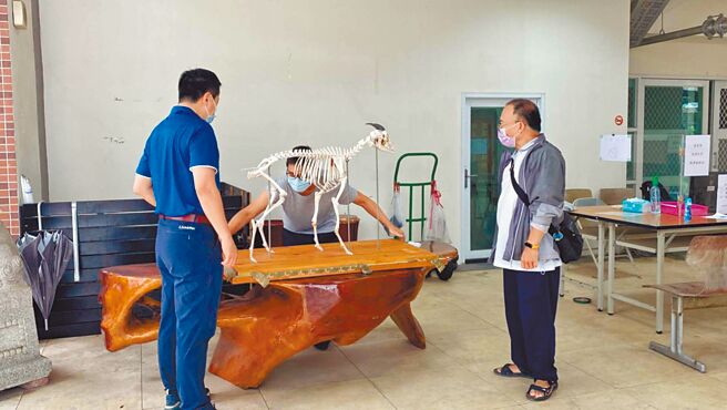 位于高雄市桃源区的农委会特生中心中海拔试验站，珍藏一座长鬃山羊骨骸标本2月间遭窃，警方锁定刘姓犯嫌前往台中住处搜索，终于顺利找回标本，让小山羊回到中心。（高市六龟警分局提供）