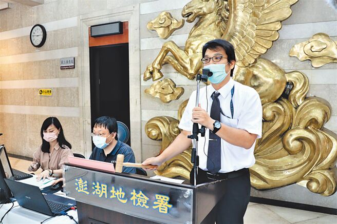 澎湖地检署拍卖2艘船溢价55万元，为国库进帐141万元，民眾笑称船只竞标已「打败不景气」。图为拍卖官主任检察官黄伟。（张茂雄摄）