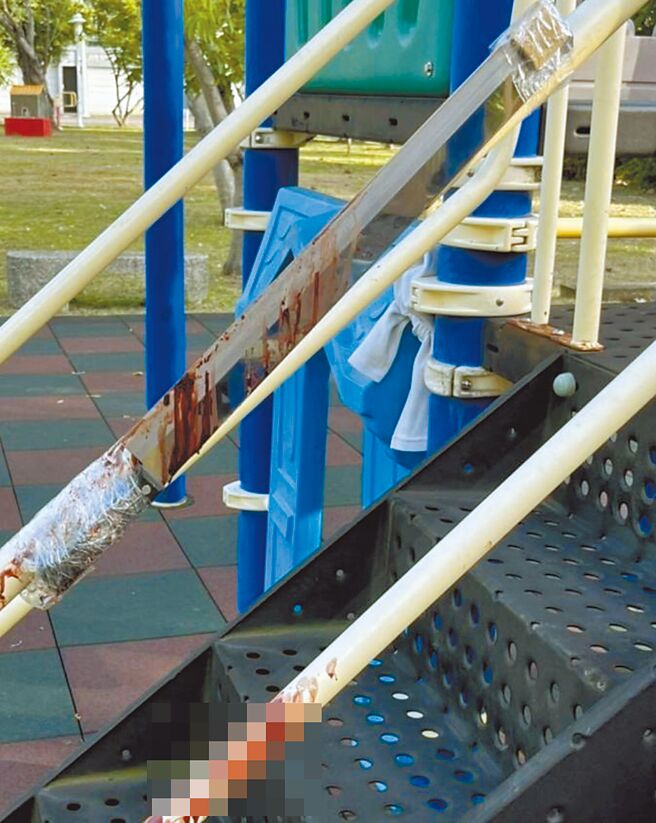 台南市安南區頂美公園兒童遊戲區內的樓梯扶手遊具，被人綁上1把西瓜刀，上面血跡斑斑。（讀者提供／洪榮志台南傳真）