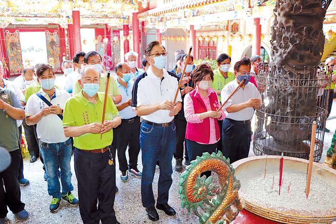 國民黨桃園市長參選人張善政（前排左二）請益之旅持續拜訪基層，1日前往桃園新屋長祥宮參拜。他承諾，若順利當選，絕對不分藍綠拚市政。（蔡明亘攝）