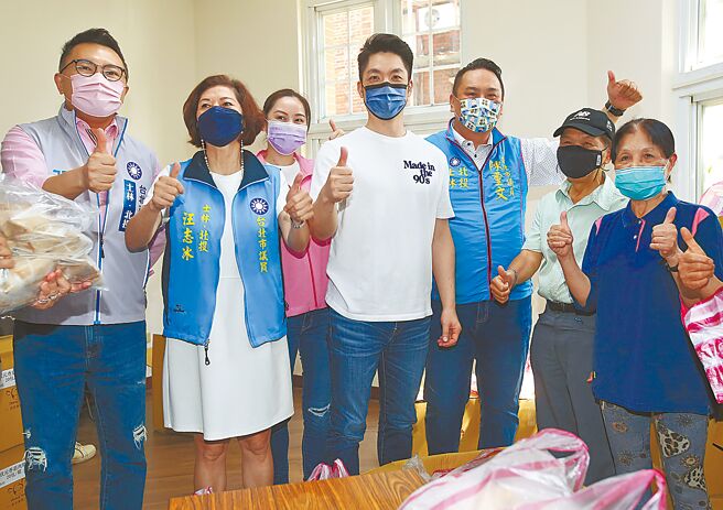 国民党台北市长提名人蒋万安（左四）1日出席「士林区仁勇里端午节活动」，帮忙分装及发粽子给社区居民，里民开心高喊「冻蒜」。（陈俊吉摄）