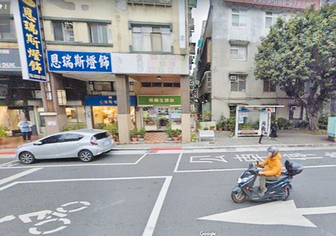 台北市议员耿葳质疑，停管处长年在公车停等区旁增绘车格，但法令规定站牌范围10公尺内不得停车，她质疑市府公然违法，形成民眾违停挨罚，公有车格却「就地合法」的乱象。（耿葳提供／黄婉婷台北传真）