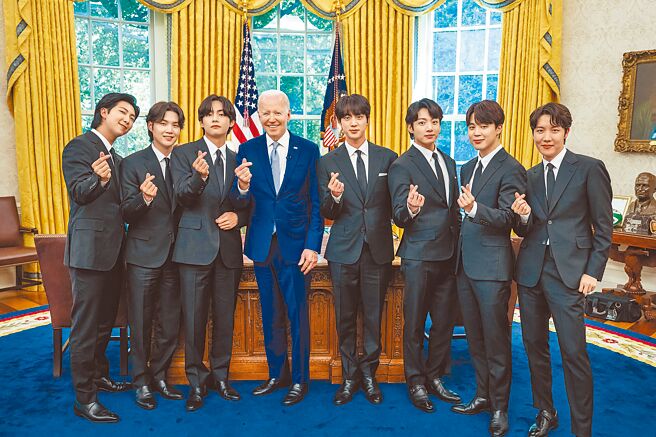 韩国天团防弹少年团（BTS）造访美国白宫，并与总统拜登会面。（摘自BTS官方推特）