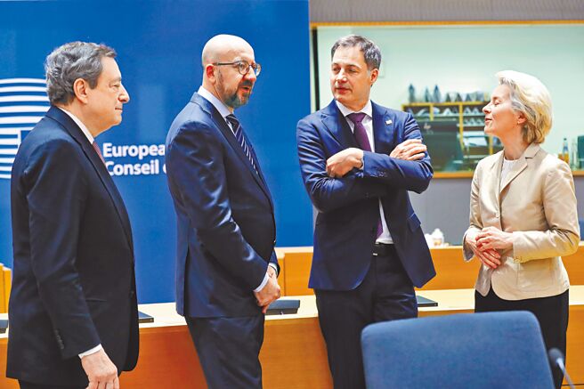 圖為2022年5月31日，於比利時布魯塞爾，義大利總理德拉吉、歐洲理事會主席米歇爾、比利時首相德克羅和歐盟委員會主席馮德萊恩（從左至右）在歐盟特別峰會開始前交談。（新華社）